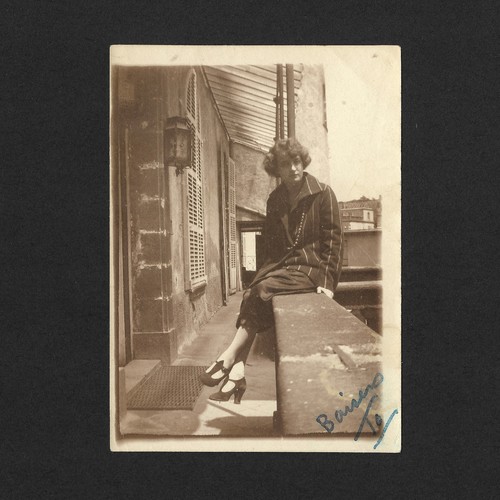 Jolie jeune femme pose talons