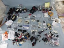 Modélisme RC gros lot de pièces , moteurs , pièces SERVO récepteurs support pile