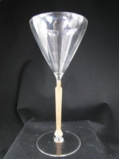 RARE VERRE SUR PIED CLOS