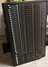 Mackie 32•8 32-Channel 8-Bus