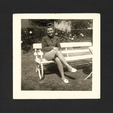 Jeune femme élégante jambes