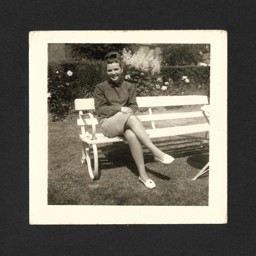 Jeune femme élégante jambes