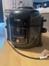 Autocuiseur de la marque ninja, jamais utilisé, de couleur noir