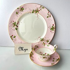 Wedgwood Wild Strawberry Bloom