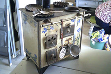 Très anciennes cuisinière de poupée tôle peinte et acier. Décor:Bluets de France