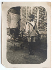 Garçon habit marin porte brouette - Photo ancienne snapshot