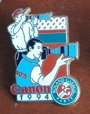 Pin's Roland Garros signé