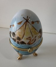 Oeuf en Porcelaine sur Pieds Décors Inuit Collection