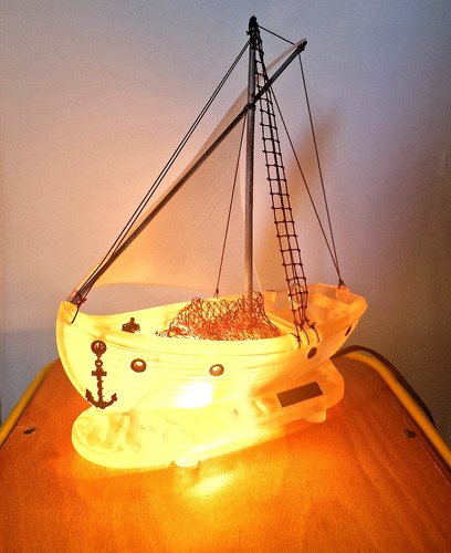 Très originale lampe - , en