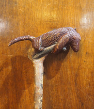 art populaire 19ème Canne en bois noueux sculpté représentant une sorte de singe