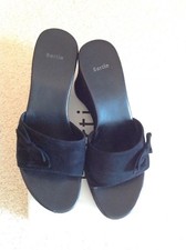 Chaussures mule compensées vintage Bertie en daim noir