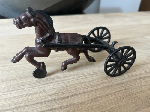 Cheval fonte avec charette - en,