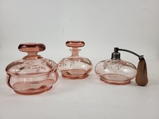 Flacons et poudrier en cristal rose Tchécoslovaquie