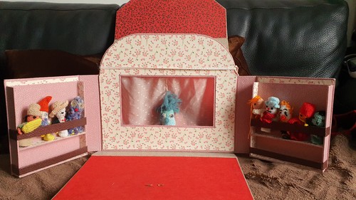 Theatre guignol avec - guignol,