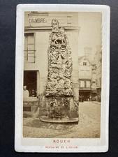 France, Rouen, Homme et Cuisinier près de la Fontaine de Lisieux, vintage albume
