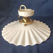 ANCIEN PLAFONNIER OPALINE PLISSEE ET PORCELAINE DIAM.21.5CM