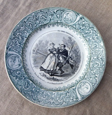 ASSIETTE PARLANTE EN PORCELAINE OPAQUE DE LUNÉVILLE - BONS CHASSEURS - VERS 1900