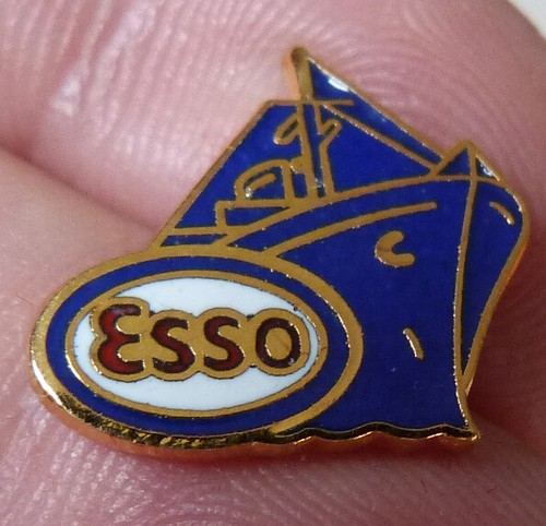 Petit pin esso bateau bleu - pin's,