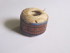 Petite bobine ancienne de fil