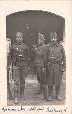 CPA CARTE PHOTO EXCEPTIONNELLE FIGURANT DES GENDARMES SERBES PETITE TENUE NOVEMB