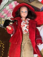 LOT DE VÊTEMENTS Et  POUPÉE