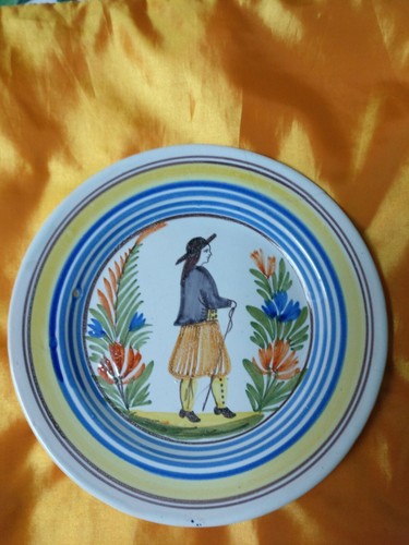 Très ancienne assiette - très,