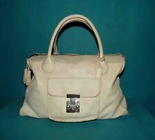 grand sac MANGO en cuir blanc cassé porté épaule format A4