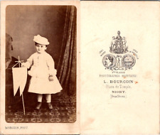 CDV Bourgoin, Niort, Petit enfant de 2-3 ans en costume et fourrure blanche, cir