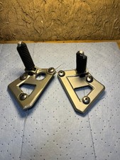 Platines de repose pieds (2)