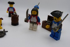 4 PERSONNAGES "LEGO"  LES PIRATES + NOMBREUX ACCESSOIRES /2 COFFRES
