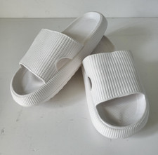 Claquettes blanches plastique