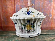 Grande bouquetière murale d'applique en faience de La Rochelle décor floral 1800