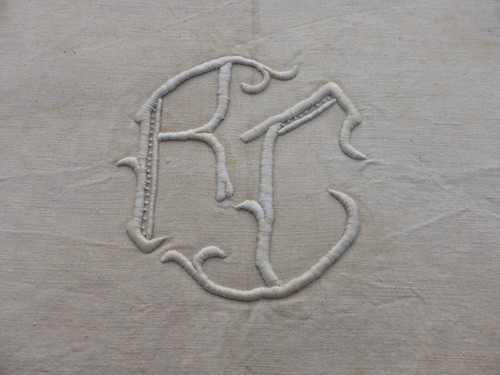 Drap écru brodé blanc