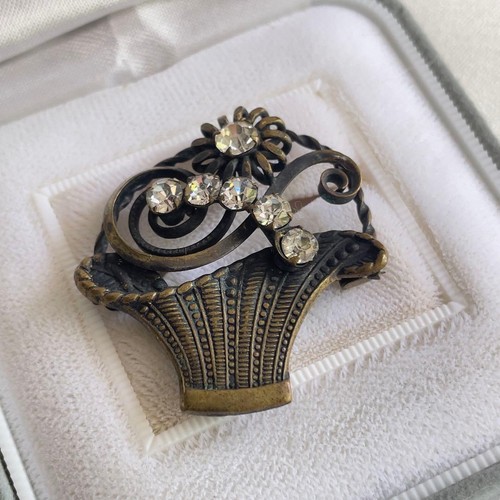 Broche corbeille fleurs - à,