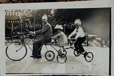 Carte photo fantaisie trio à vélo articulé, fête familiale années 1920-30