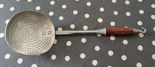 Ancienne écumoire vintage. aluminium et bakélite. ustensile de cuisine