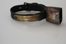 Ancien collier de chien de chasse en cuir avec cloche en laiton avec plaque