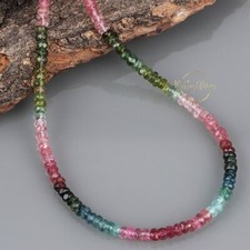 Collier de perles en pierres