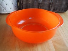 Plat Pyrex rond pour cuisson au four .Sans les anses diam 24 cm. Haut 9 cm.