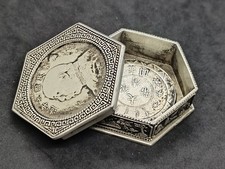 Ancienne boîte hexagonale en