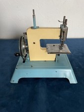 Ancienne machine à coudre jouet d’enfants 