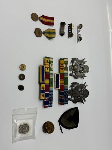 Lot insignes pendentifs - insignes,