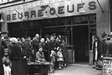 WW2 - Paris - Queue devant une