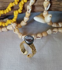 Bague Argent Plaqué Or. Martelée. Montée  avec un beau Keshi de Tahiti Ajustable