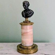 France, XIXe siècle - buste de bibliothèque en bronze et albâtre rubané, Voltair