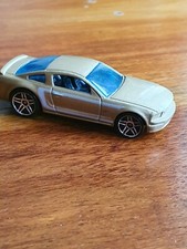 Hotwheels petite voiture miniature 2005 Ford Mustang GT dorée