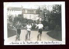 photo ancienne . Concours de trottinette . 1934