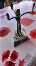 Ancien Pied de lampe en fer forgé , art déco , motif en forme de feuille