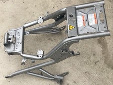 UN BERCEAU BOUCLE ARRIERE