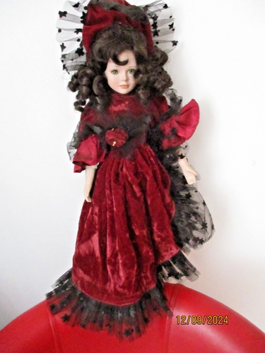 Poupée brune porcelaine - poupée,